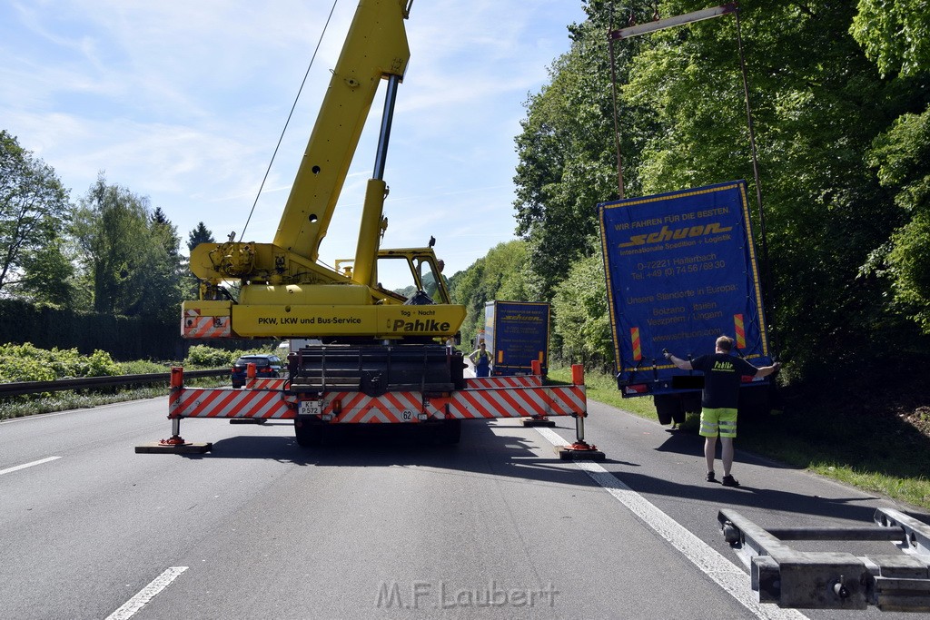 LKW in Boeschung A 3 Rich Frankfurt Hoehe Roesrath Lohmar P175.JPG - Miklos Laubert